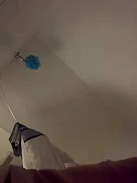 Snapshot of 2brokegirlz chatting on 03/14/25, 07:04 2brokegirlz online show from 03/14/25, 07:04