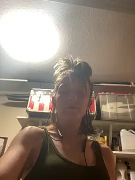 Snapshot of 2brokegirlz chatting on 12/21/25, 10:43 2brokegirlz online show from 12/21/25, 10:43