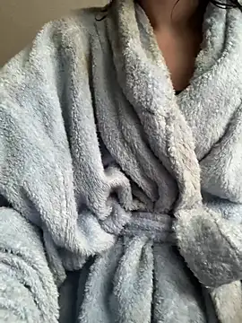 Snapshot of 2brokegirlz chatting on 03/12/25, 04:02 2brokegirlz online show from 03/12/25, 04:02