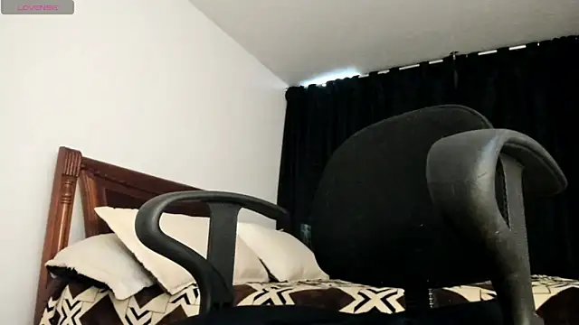 Snapshot of Hat_girl chatting on 05/12/26, 09:43 Hat girl online show from 05/12/26, 09:43