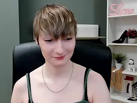 Snapshot of hottieBlair chatting on 10/16/25, 06:10 hottieBlair online show from 10/16/25, 06:10