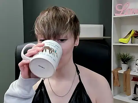 Snapshot of hottieBlair chatting on 10/17/25, 06:50 hottieBlair online show from 10/17/25, 06:50