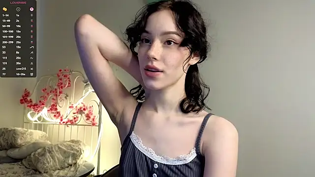 Snapshot of glamourr chatting on 10/08/25, 09:22 glamourr online show from 10/08/25, 09:22