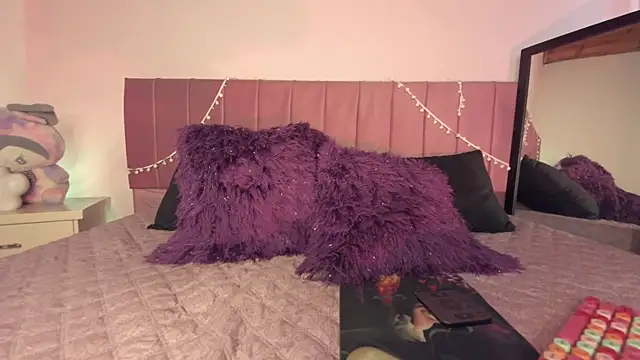 Snapshot of kitty-kryss chatting on 01/13/26, 05:39 kitty-kryss online show from 01/13/26, 05:39