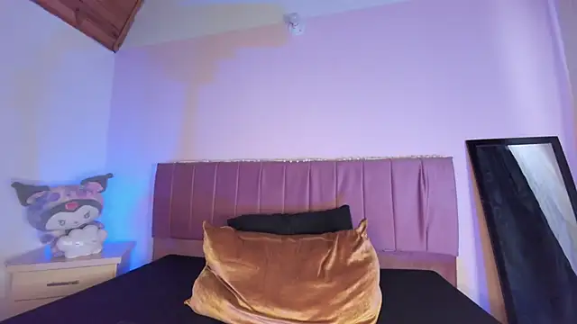 Snapshot of kitty-kryss chatting on 10/08/25, 01:56 kitty-kryss online show from 10/08/25, 01:56