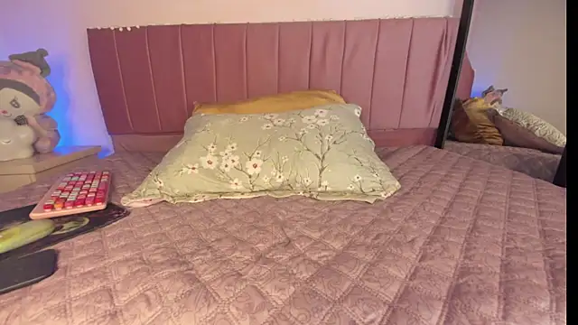 Snapshot of kitty-kryss chatting on 10/22/25, 02:05 kitty-kryss online show from 10/22/25, 02:05