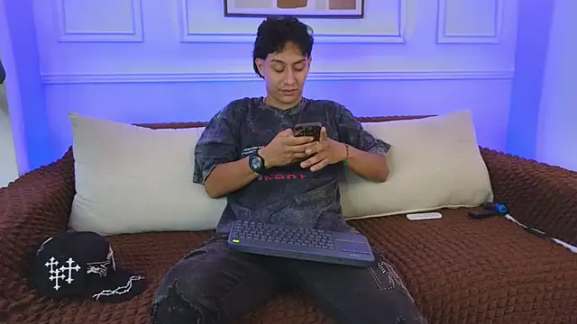 Snapshot of Stone_grey1_ chatting on 06/03/26, 03:29 Stone grey1 online show from 06/03/26, 03:29