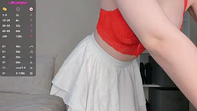 Snapshot of Strawberry_Deli chatting on 04/28/26, 01:37 Strawberry Deli online show from 04/28/26, 01:37