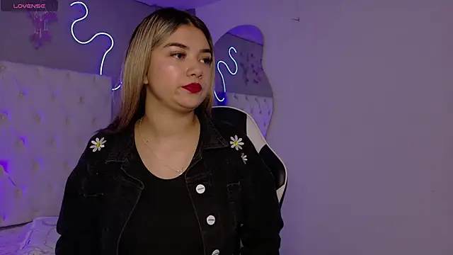 Snapshot of natasha__black chatting on 12/03/25, 07:35 natasha black online show from 12/03/25, 07:35