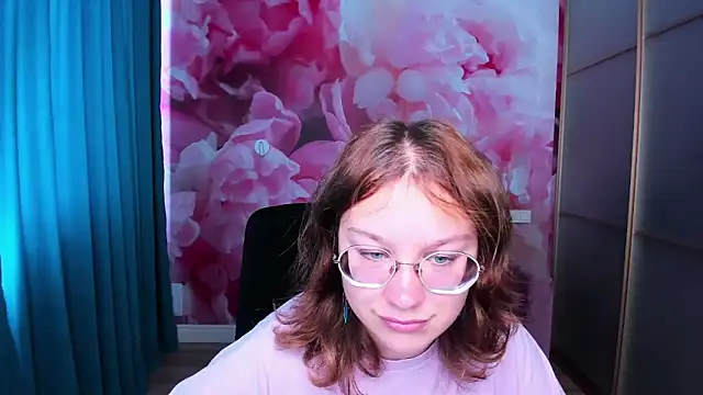 Snapshot of AngelinaLow chatting on 09/14/25, 11:21 AngelinaLow online show from 09/14/25, 11:21