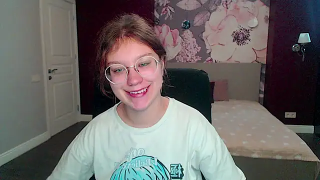 Snapshot of AngelinaLow chatting on 03/19/25, 12:12 AngelinaLow online show from 03/19/25, 12:12