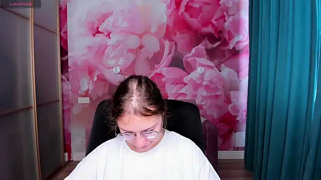 Snapshot of AngelinaLow chatting on 10/01/25, 11:25 AngelinaLow online show from 10/01/25, 11:25