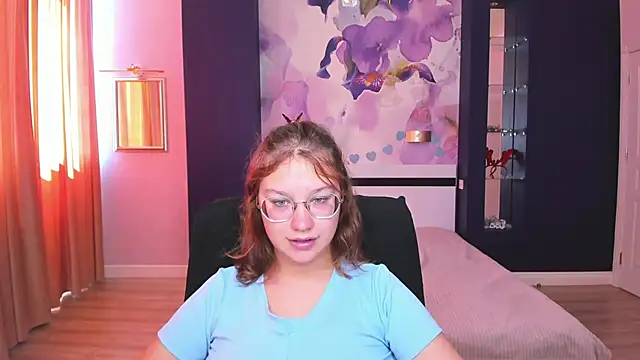Snapshot of AngelinaLow chatting on 09/22/25, 11:27 AngelinaLow online show from 09/22/25, 11:27