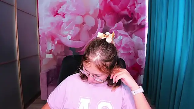 Snapshot of AngelinaLow chatting on 09/16/25, 11:44 AngelinaLow online show from 09/16/25, 11:44