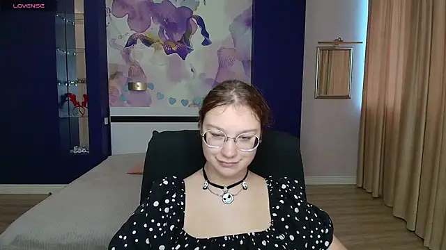 Snapshot of AngelinaLow chatting on 10/07/25, 11:33 AngelinaLow online show from 10/07/25, 11:33