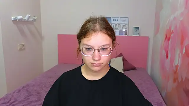 Snapshot of AngelinaLow chatting on 09/09/25, 11:30 AngelinaLow online show from 09/09/25, 11:30