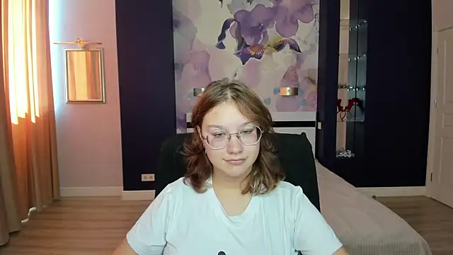 Snapshot of AngelinaLow chatting on 09/27/25, 11:27 AngelinaLow online show from 09/27/25, 11:27