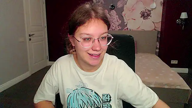 Snapshot of AngelinaLow chatting on 03/19/25, 03:19 AngelinaLow online show from 03/19/25, 03:19