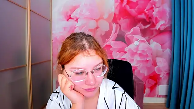 AngelinaLow online show from 02/15/26, 06:36