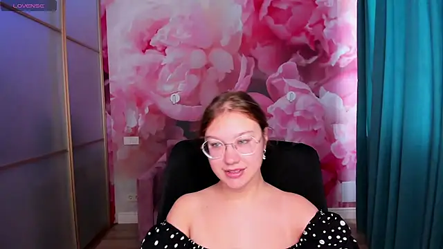 Snapshot of AngelinaLow chatting on 10/05/25, 05:31 AngelinaLow online show from 10/05/25, 05:31