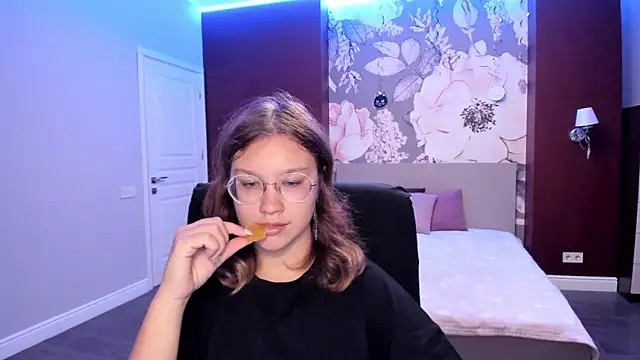 Snapshot of AngelinaLow chatting on 09/08/25, 06:18 AngelinaLow online show from 09/08/25, 06:18
