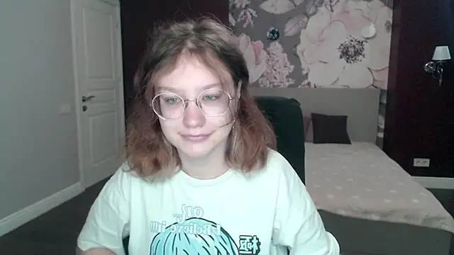 Snapshot of AngelinaLow chatting on 03/18/25, 06:28 AngelinaLow online show from 03/18/25, 06:28