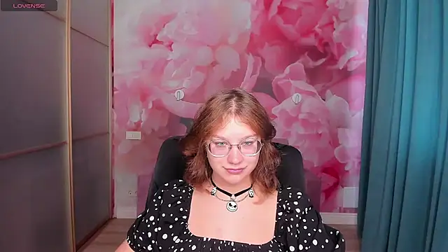 Snapshot of AngelinaLow chatting on 10/06/25, 11:33 AngelinaLow online show from 10/06/25, 11:33