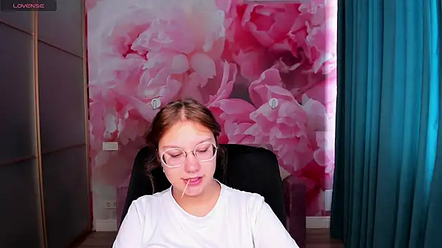 Snapshot of AngelinaLow chatting on 09/28/25, 11:28 AngelinaLow online show from 09/28/25, 11:28