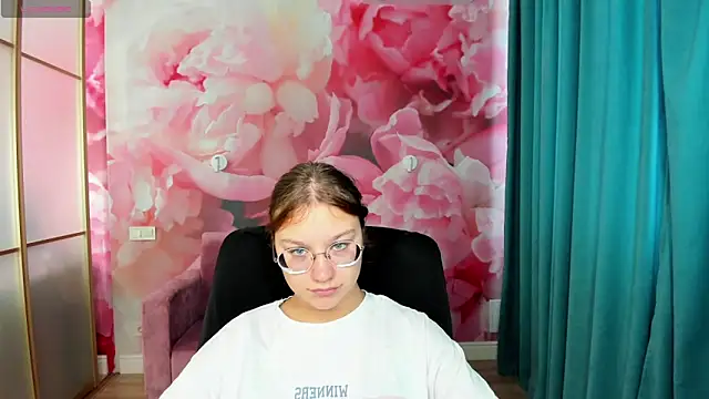 Snapshot of AngelinaLow chatting on 09/29/25, 11:27 AngelinaLow online show from 09/29/25, 11:27