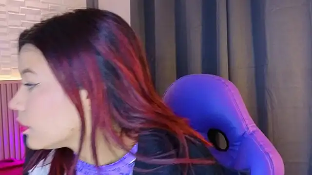 Snapshot of TiffanyWalk chatting on 12/04/25, 11:53 TiffanyWalk online show from 12/04/25, 11:53