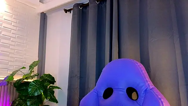 Snapshot of TiffanyWalk chatting on 10/25/25, 11:42 TiffanyWalk online show from 10/25/25, 11:42