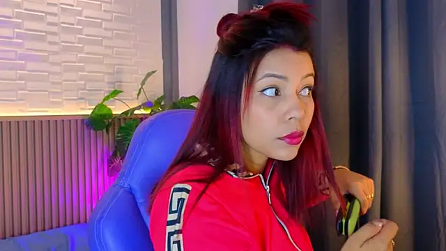 Snapshot of TiffanyWalk chatting on 11/13/25, 11:03 TiffanyWalk online show from 11/13/25, 11:03