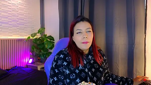 Snapshot of TiffanyWalk chatting on 11/06/25, 11:14 TiffanyWalk online show from 11/06/25, 11:14