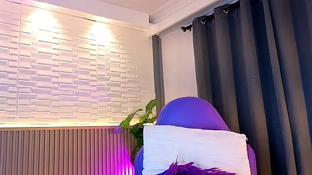 Snapshot of TiffanyWalk chatting on 10/24/25, 11:20 TiffanyWalk online show from 10/24/25, 11:20