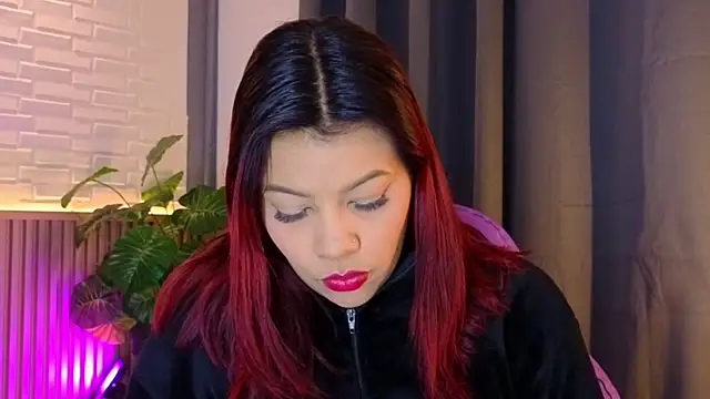 Snapshot of TiffanyWalk chatting on 11/26/25, 10:48 TiffanyWalk online show from 11/26/25, 10:48