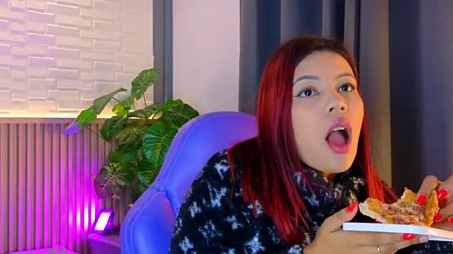 Snapshot of TiffanyWalk chatting on 11/07/25, 10:31 TiffanyWalk online show from 11/07/25, 10:31