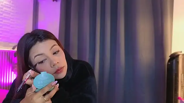 Snapshot of TiffanyWalk chatting on 12/15/25, 10:43 TiffanyWalk online show from 12/15/25, 10:43