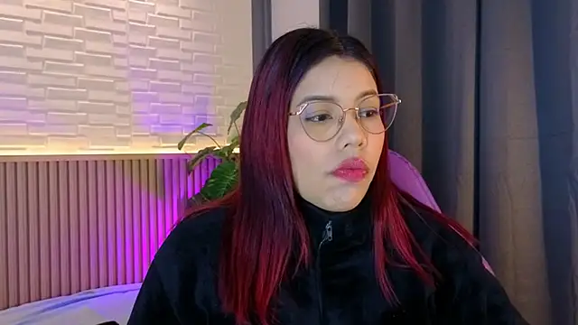 Snapshot of TiffanyWalk chatting on 11/20/25, 10:49 TiffanyWalk online show from 11/20/25, 10:49