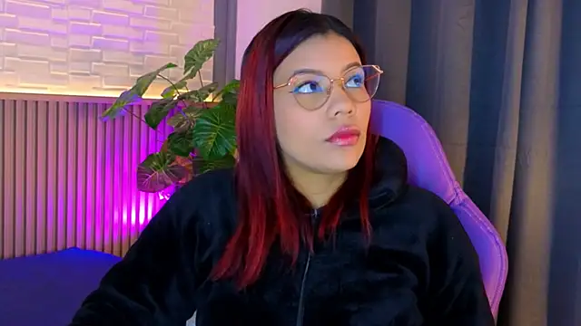 Snapshot of TiffanyWalk chatting on 11/12/25, 10:41 TiffanyWalk online show from 11/12/25, 10:41