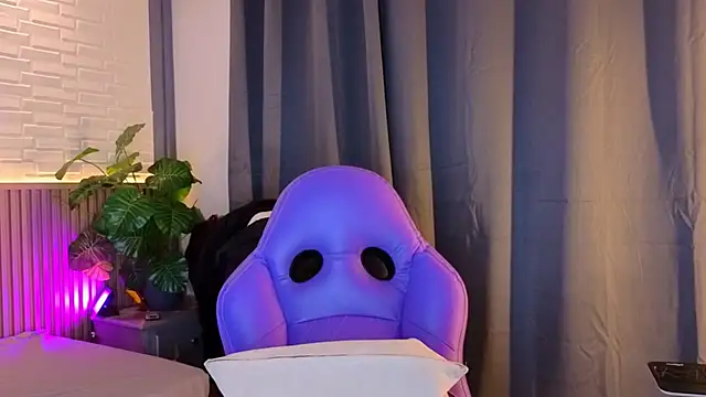 Snapshot of TiffanyWalk chatting on 11/28/25, 10:48 TiffanyWalk online show from 11/28/25, 10:48