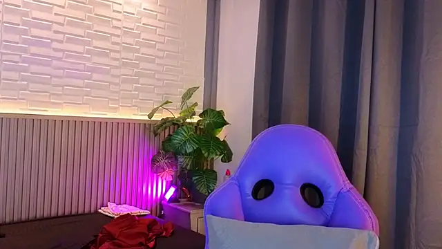 Snapshot of TiffanyWalk chatting on 12/05/25, 10:36 TiffanyWalk online show from 12/05/25, 10:36