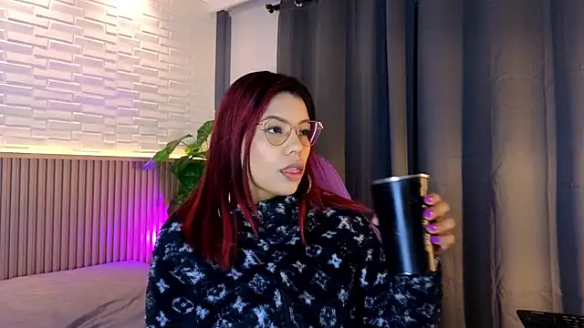 Snapshot of TiffanyWalk chatting on 10/22/25, 10:47 TiffanyWalk online show from 10/22/25, 10:47