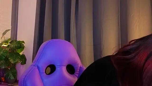 Snapshot of TiffanyWalk chatting on 11/22/25, 10:58 TiffanyWalk online show from 11/22/25, 10:58