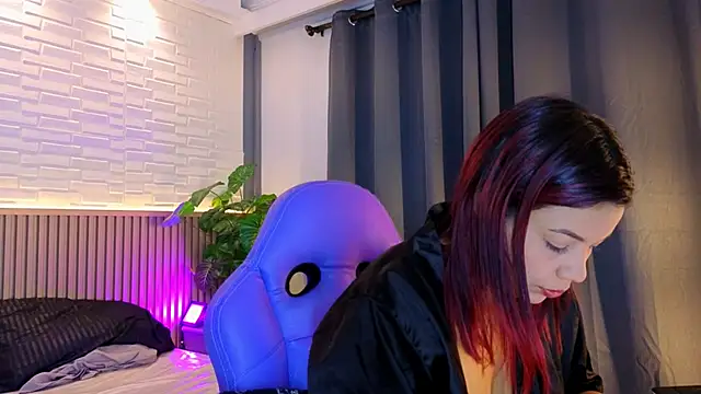 Snapshot of TiffanyWalk chatting on 11/01/25, 11:15 TiffanyWalk online show from 11/01/25, 11:15