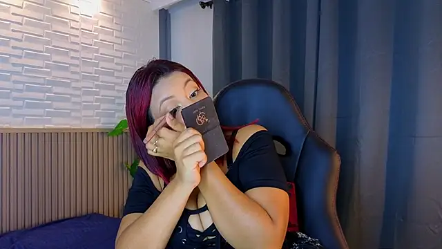 Snapshot of TiffanyWalk chatting on 09/18/25, 11:24 TiffanyWalk online show from 09/18/25, 11:24