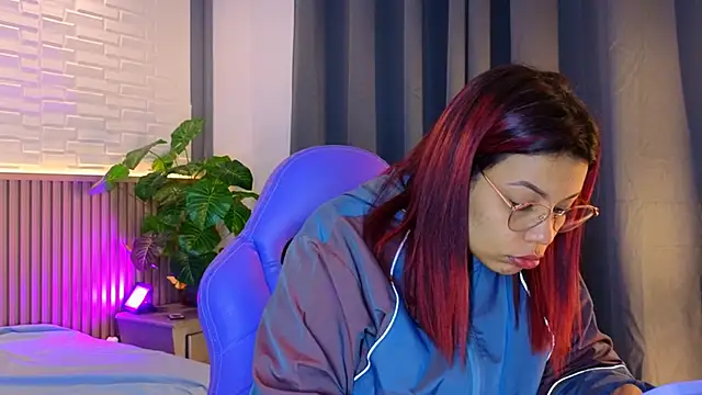 Snapshot of TiffanyWalk chatting on 11/03/25, 11:14 TiffanyWalk online show from 11/03/25, 11:14