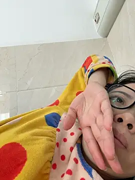 Snapshot of aa520uv chatting on 10/25/25, 04:00 aa520uv online show from 10/25/25, 04:00