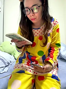 Snapshot of aa520uv chatting on 10/27/25, 12:44 aa520uv online show from 10/27/25, 12:44