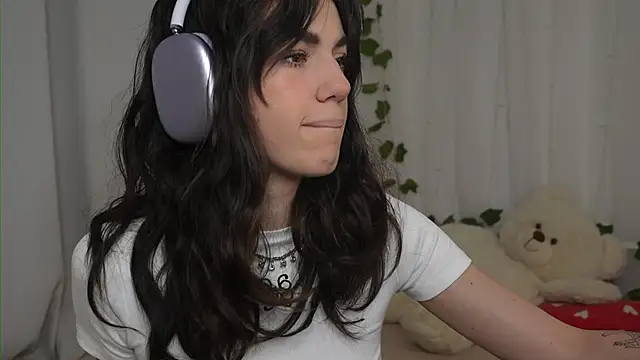 Snapshot of mystica_ chatting on 10/18/25, 11:23 mystica online show from 10/18/25, 11:23