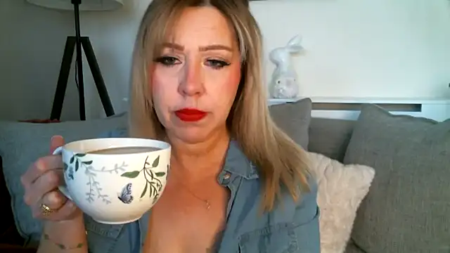 MissHoneyPenny online show from 04/24/26, 09:44